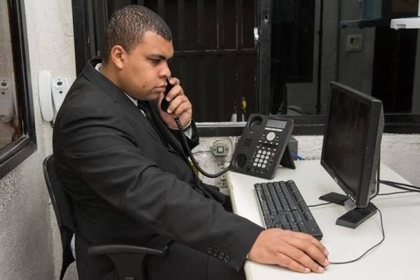 Agente de portaria em procedimento de segurança